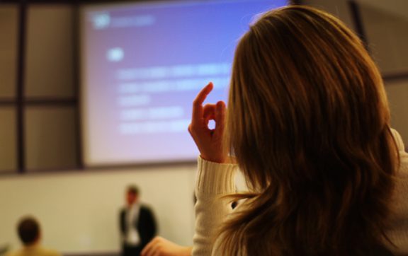 Superare lo stress del parlare in pubblico: parla per dieci