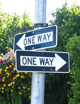 Due cartelli stradali a senso unico